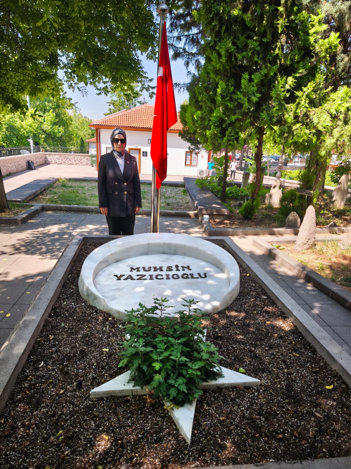 MUHSİN YAZICIOĞLU’NUN MEZARI BAŞINDA: BİR DUA, BİR VEFA, BİR ADALET BEKLEYİŞİ